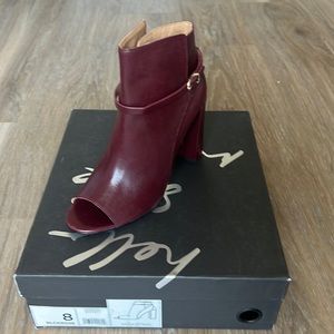 NEW IN BOX Banana Republic bootie/heel burgundy
